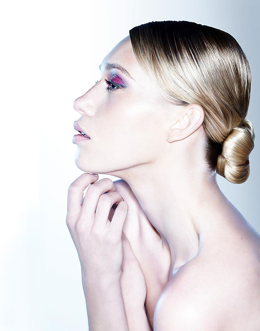 beauty_blonde_chignon_profile